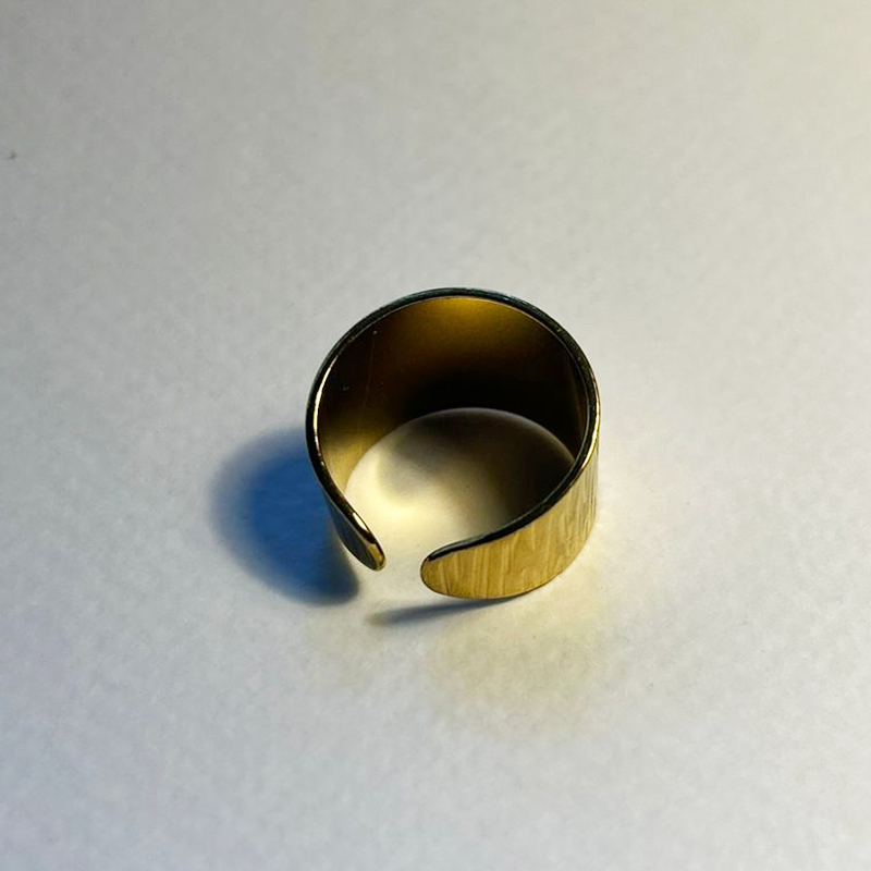 Bague en acier inoxydable large & texturée – Image 2