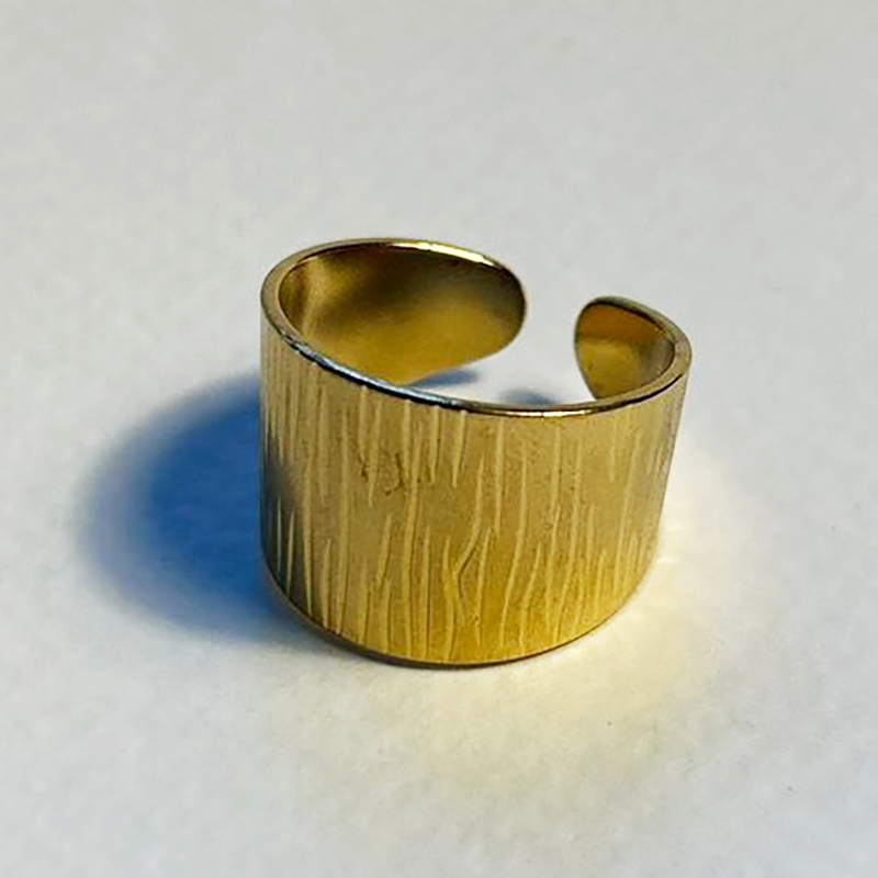 Bague en acier inoxydable large & texturée – Image 4