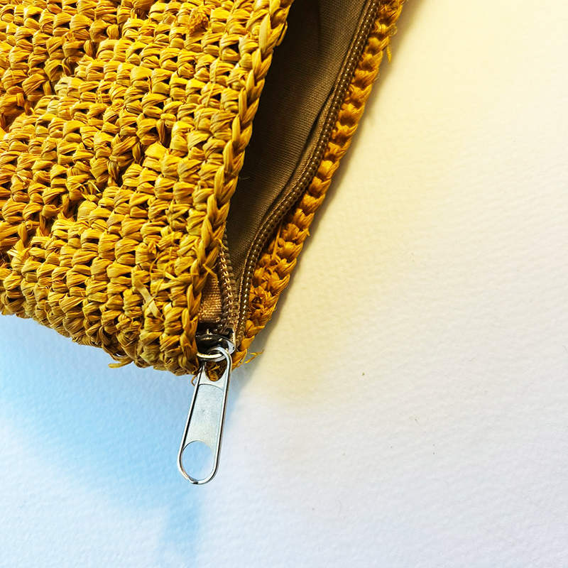 Pochette en raphia moutarde vibrante – Image 2