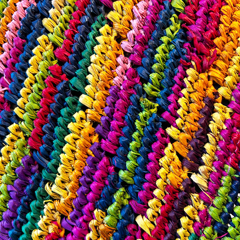 Pochette en raphia multicolore, couleurs vibrantes – Image 3