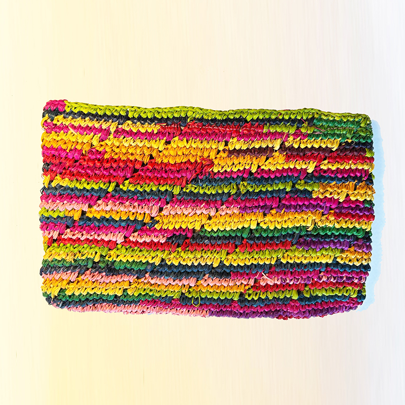 Pochette en raphia multicolore, couleurs vibrantes – Image 4