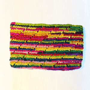 Pochette en raphia multicolore, couleurs vibrantes